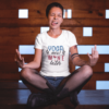 Junge Dame bei Meditation mit unserem Yoga now Wine later T-Shirt in weiß