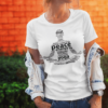 Junge Dame cooler Dress Jeansjacke Yoga Meditationsposen Wordcloud T-Shirt weiß