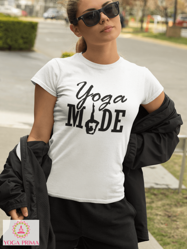 Yoga MADE Damen T-Shirt weiß junge Dame posiert Sonnenbrille
